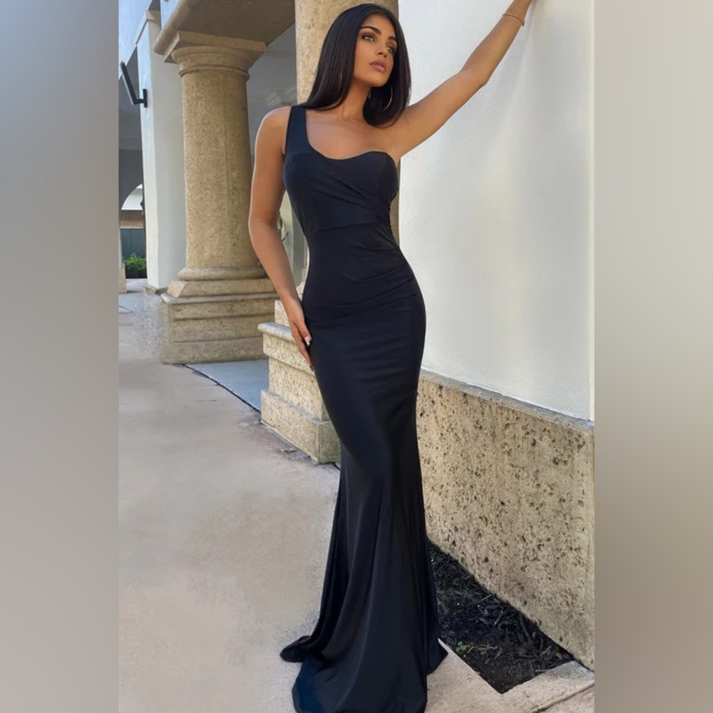 Long Black One-Shoulder Mermaid Style Formal Dress